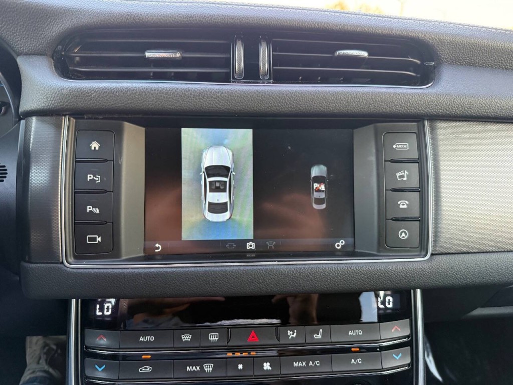 2016 Jaguar XF Image 21