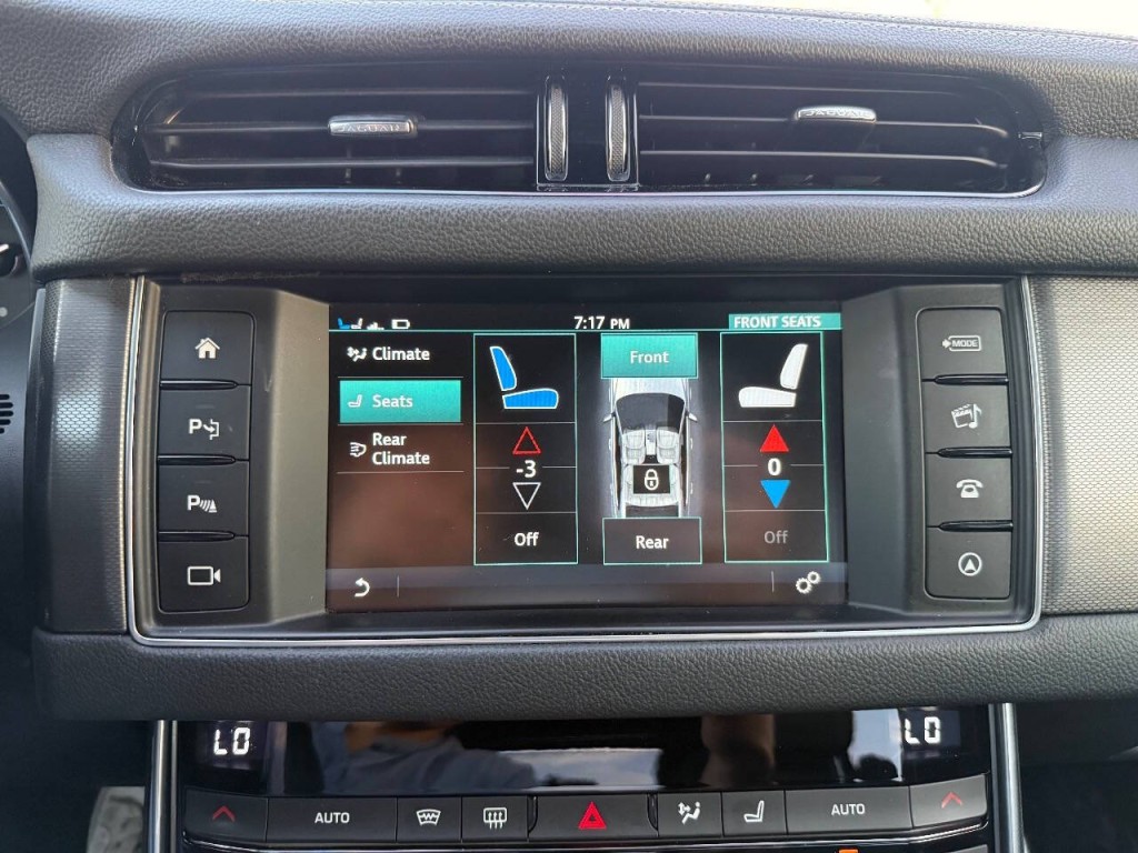 2016 Jaguar XF Image 23