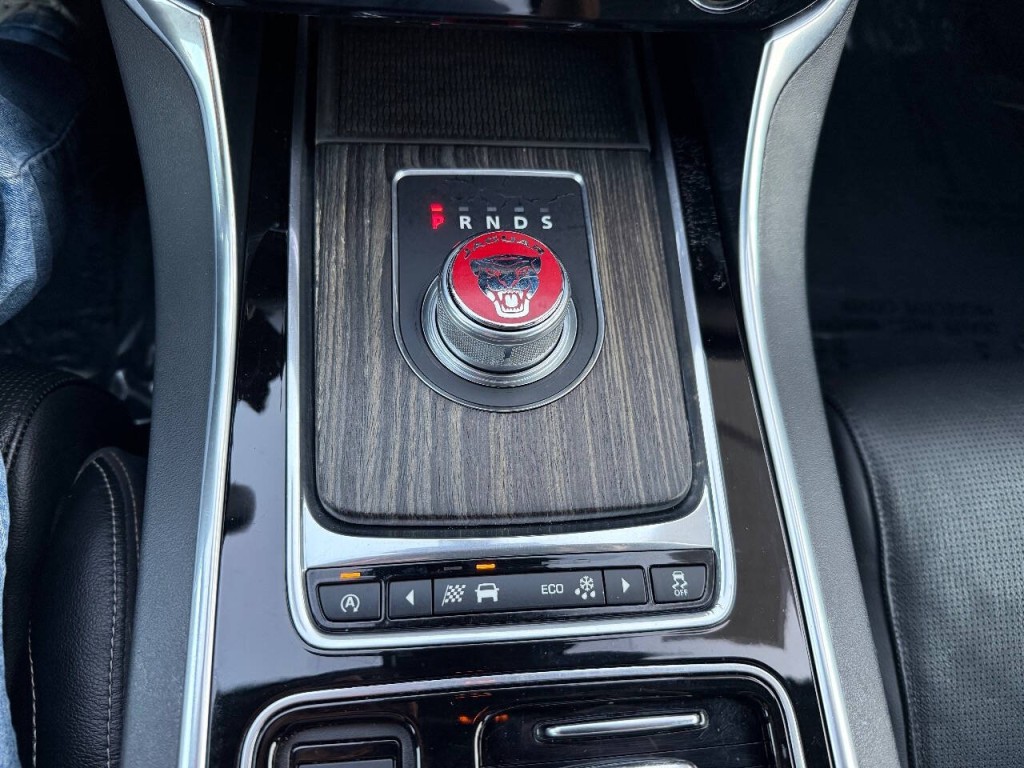 2016 Jaguar XF Image 25