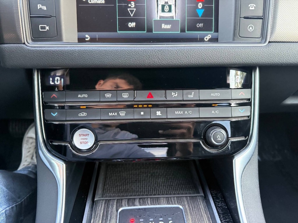 2016 Jaguar XF Image 26
