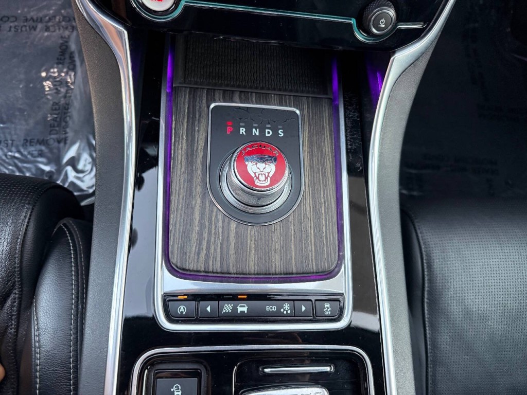 2016 Jaguar XF Image 29
