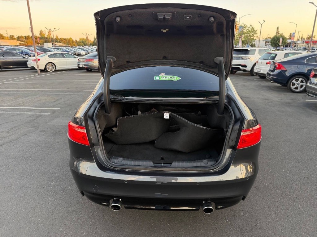 2016 Jaguar XF Image 32