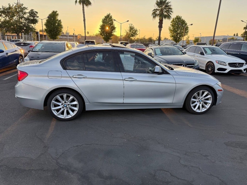 2012 BMW 3 Series Image 4