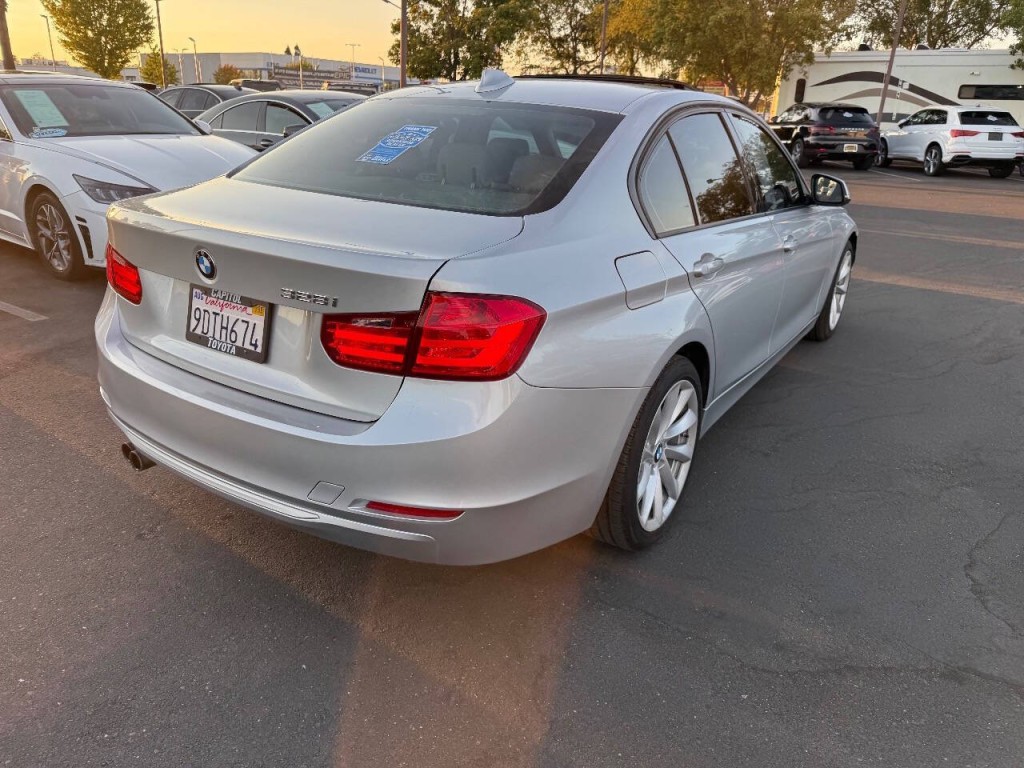2012 BMW 3 Series Image 5