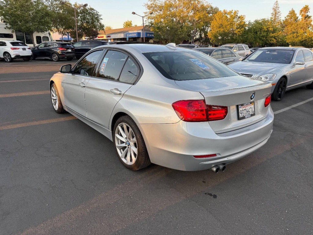 2012 BMW 3 Series Image 7