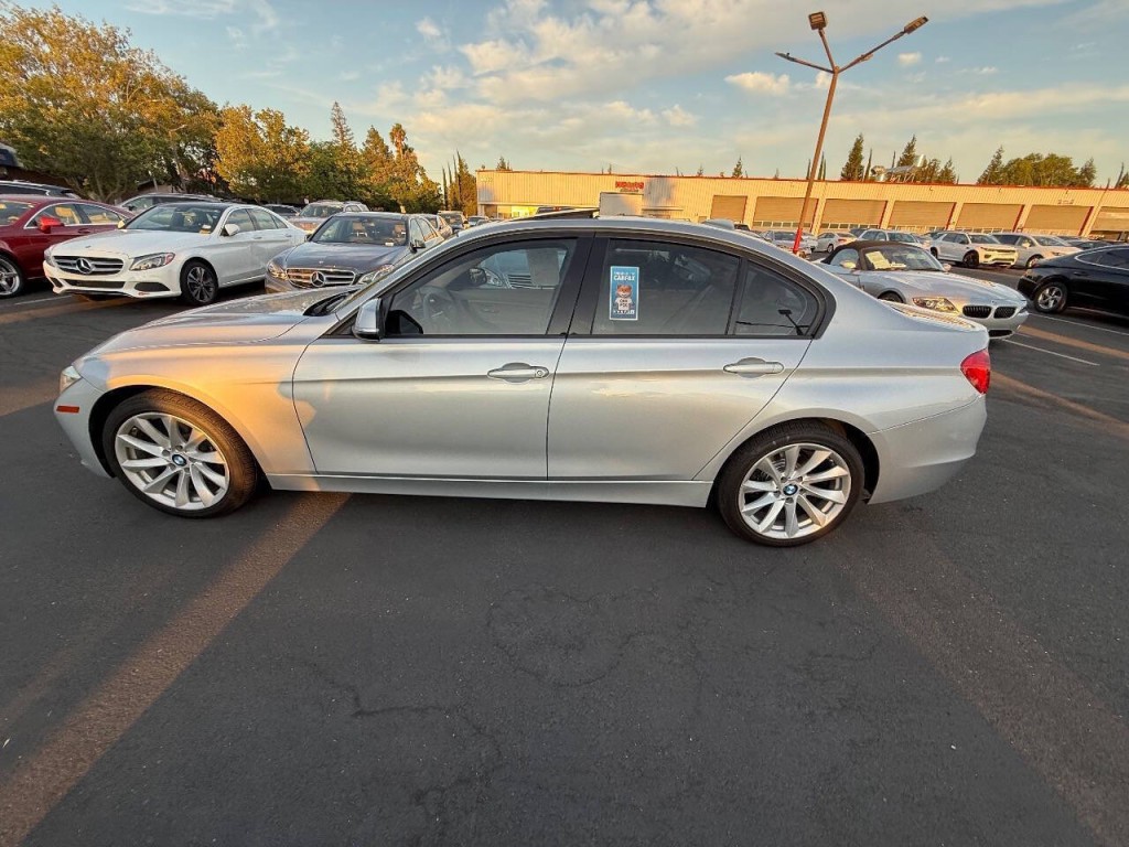 2012 BMW 3 Series Image 8