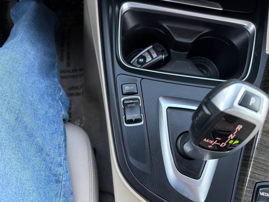 2012 BMW 3 Series Image 17