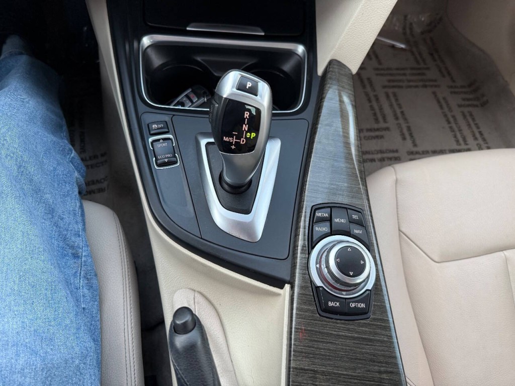 2012 BMW 3 Series Image 18