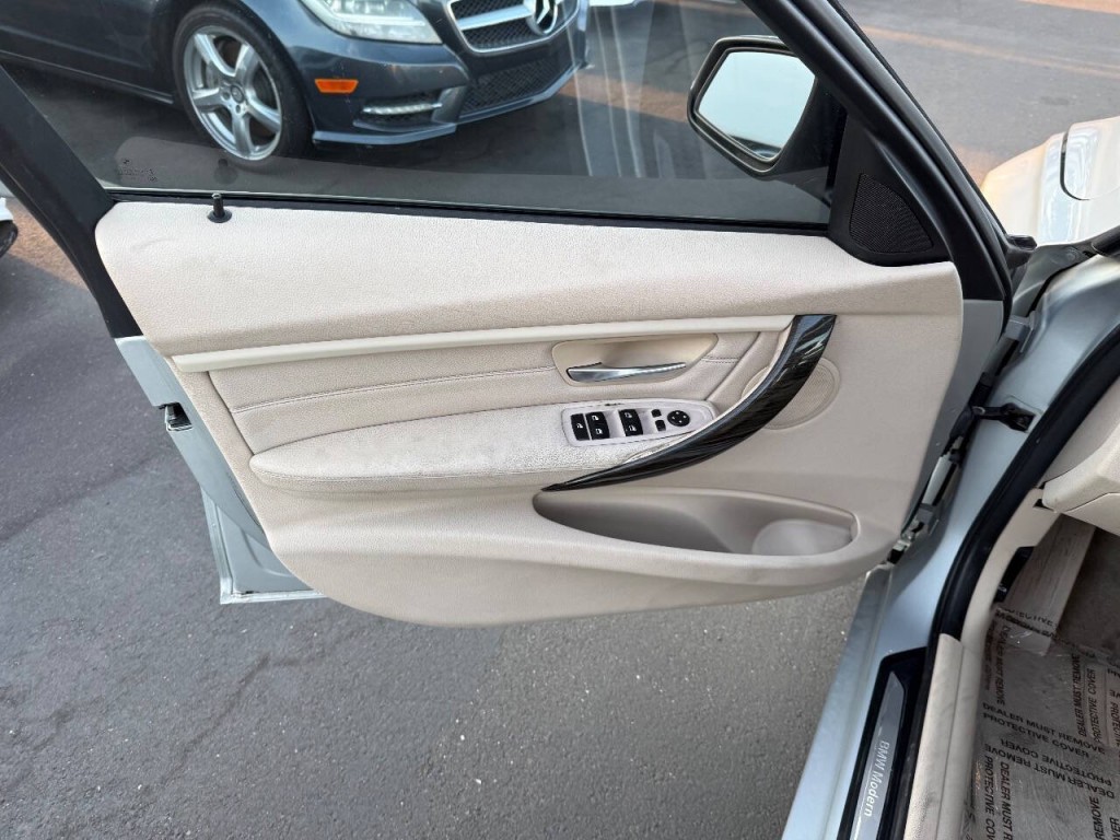 2012 BMW 3 Series Image 19