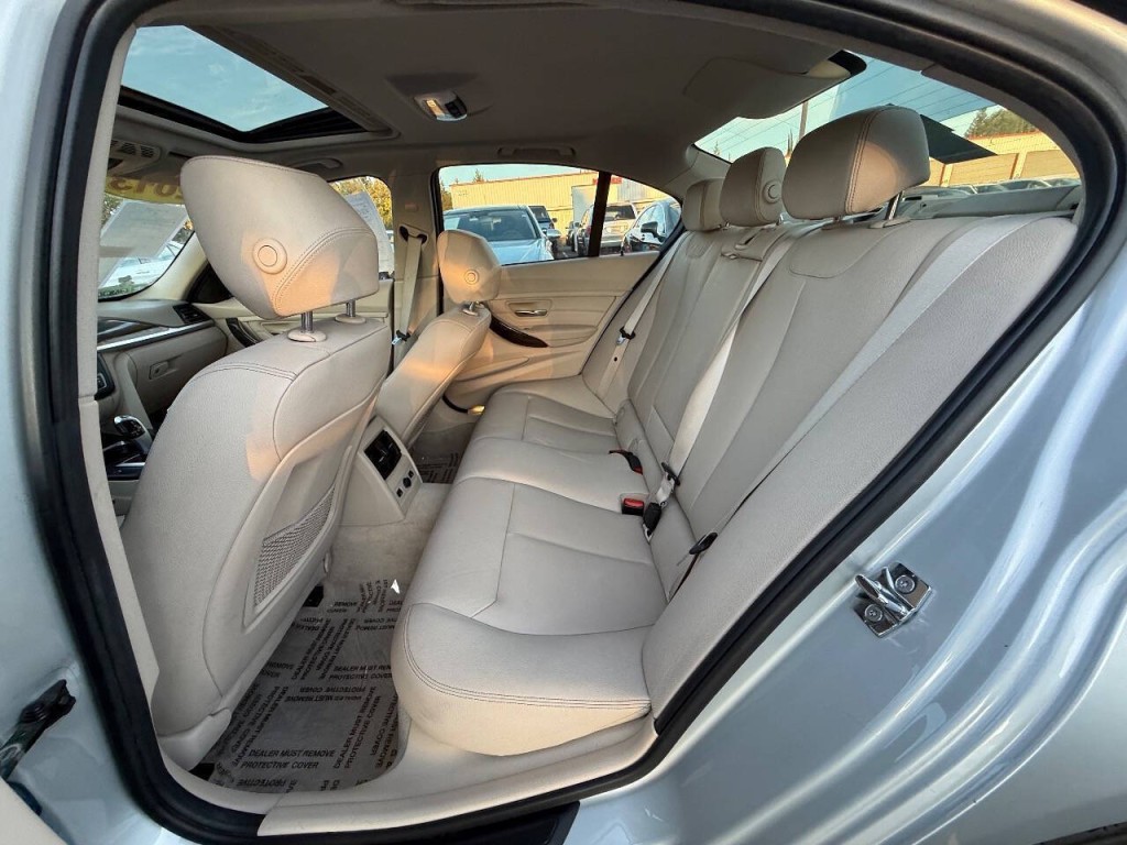 2012 BMW 3 Series Image 21