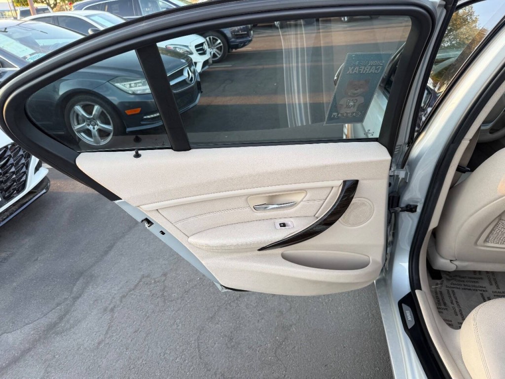 2012 BMW 3 Series Image 22
