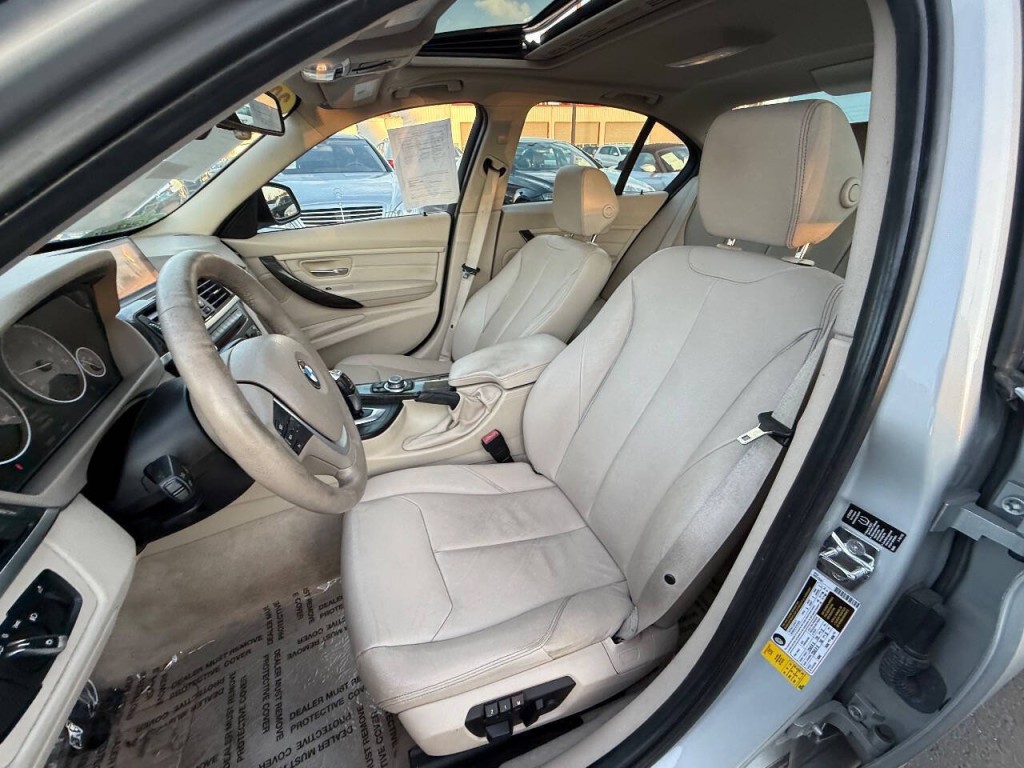 2012 BMW 3 Series Image 23