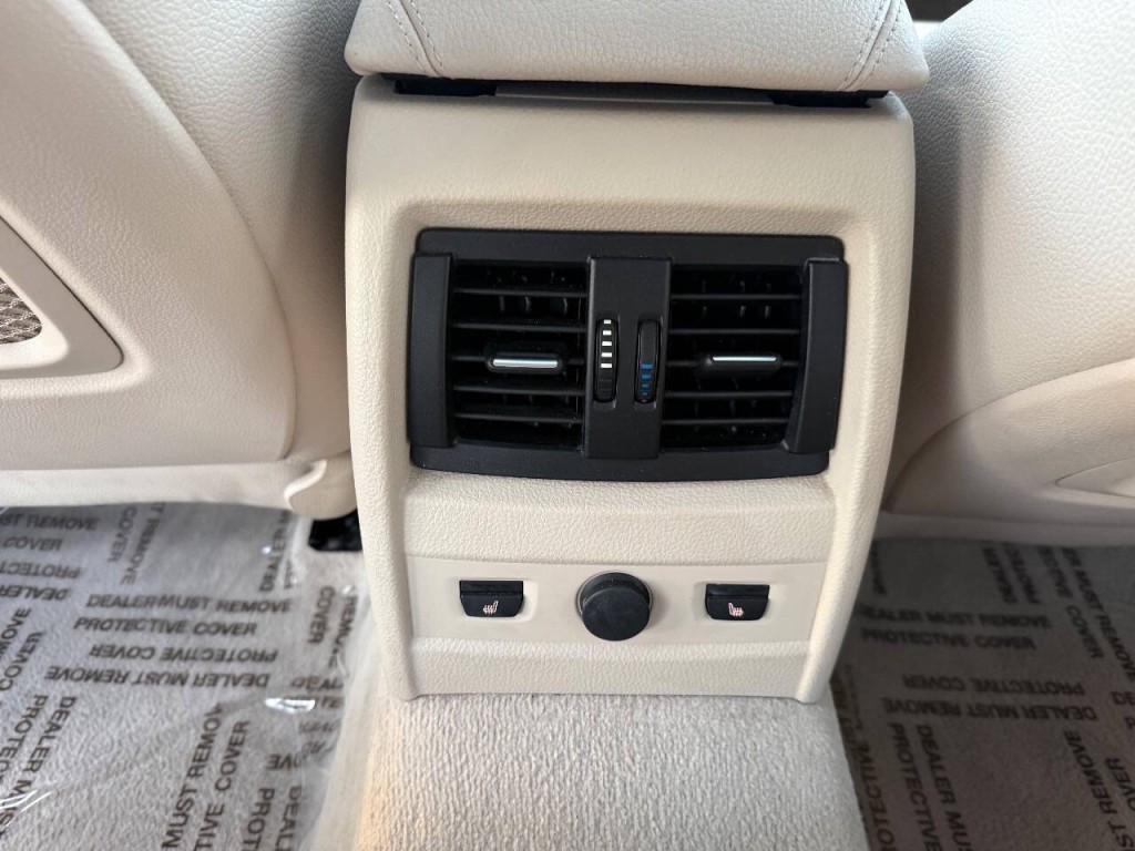 2012 BMW 3 Series Image 24