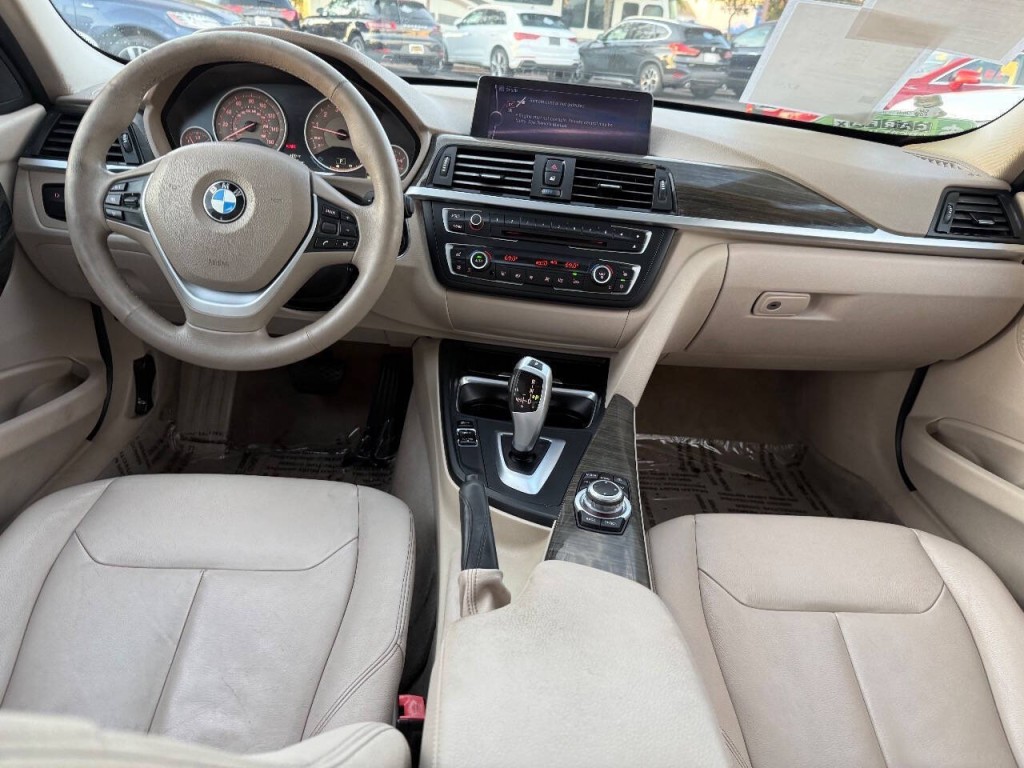 2012 BMW 3 Series Image 25