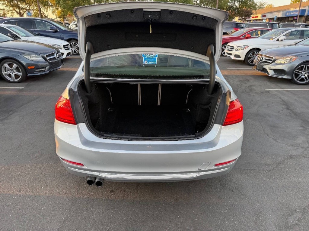 2012 BMW 3 Series Image 26