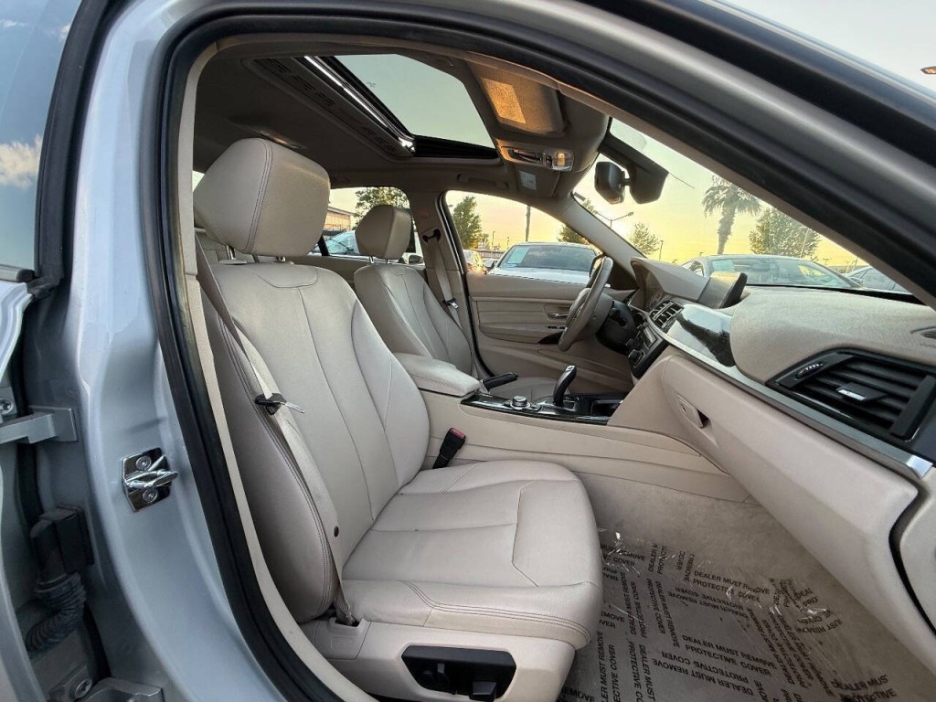 2012 BMW 3 Series Image 27