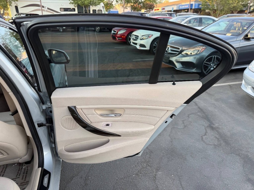 2012 BMW 3 Series Image 29