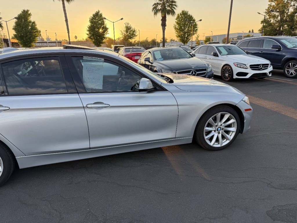 2012 BMW 3 Series Image 33
