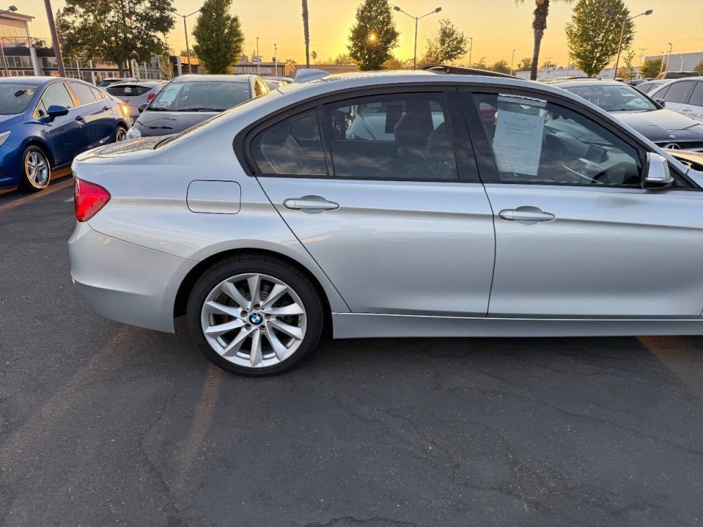 2012 BMW 3 Series Image 34