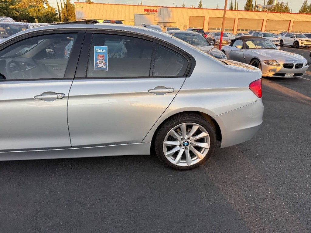 2012 BMW 3 Series Image 35