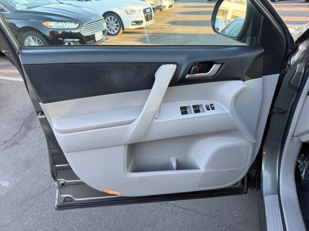 2012 Toyota Highlander Image 28