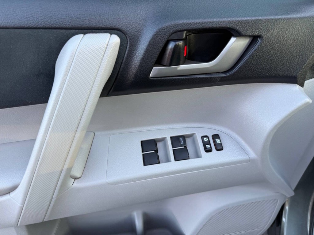 2012 Toyota Highlander Image 30
