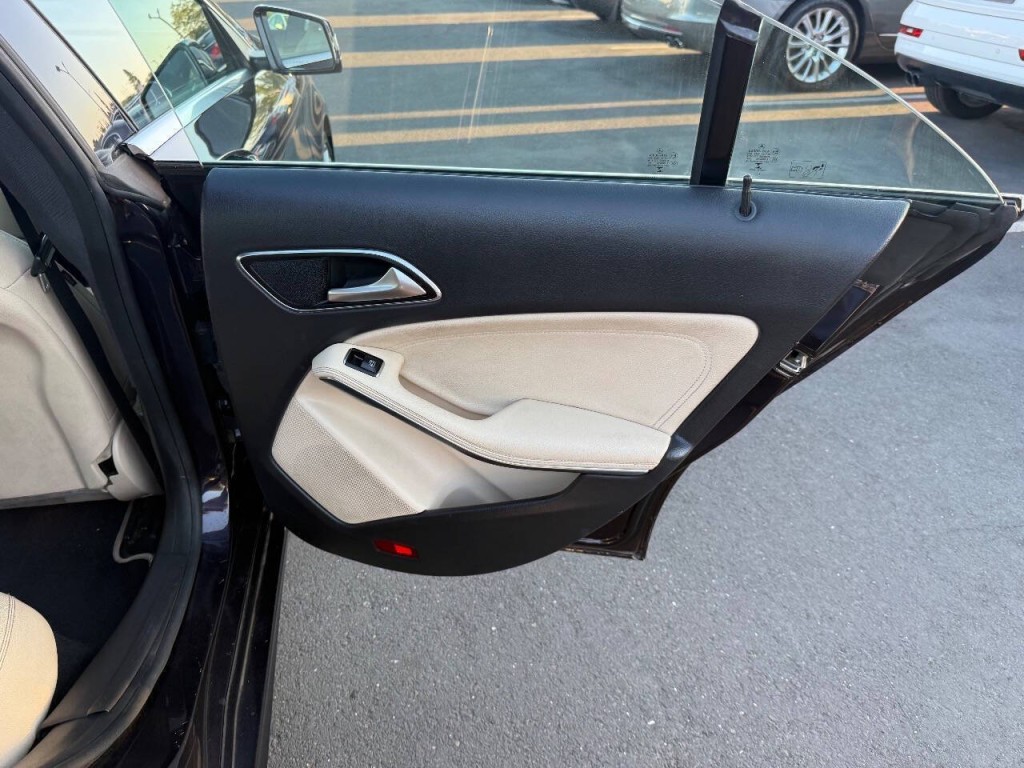2014 Mercedes-Benz CLA-Class Image 26