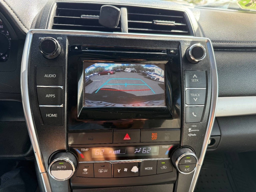 2015 Toyota Camry Image 16