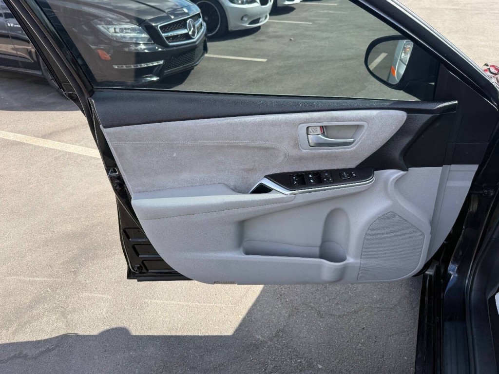 2015 Toyota Camry Image 18