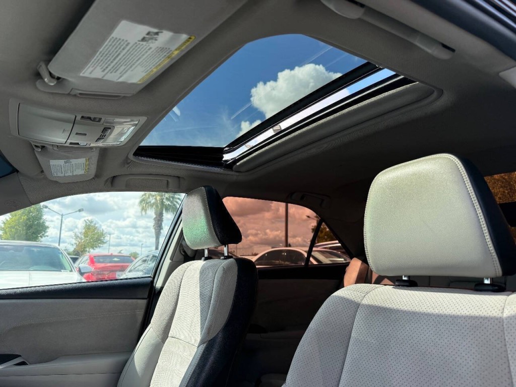 2015 Toyota Camry Image 21
