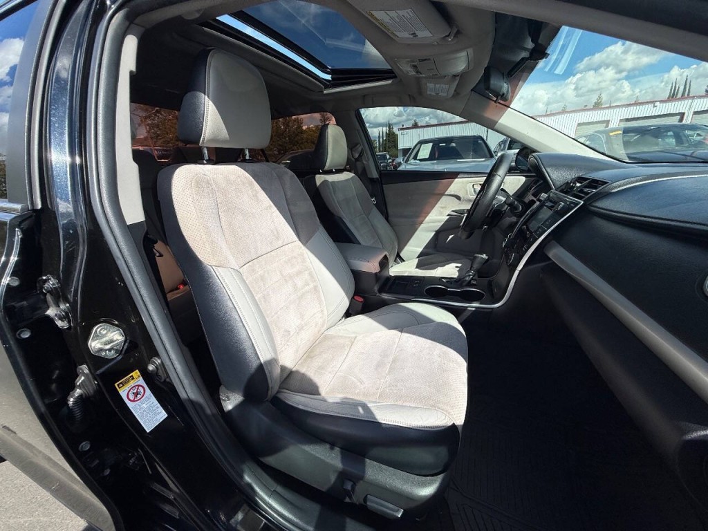 2015 Toyota Camry Image 30