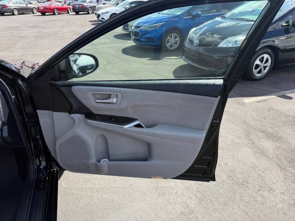 2015 Toyota Camry Image 31
