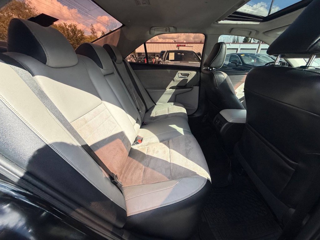 2015 Toyota Camry Image 32