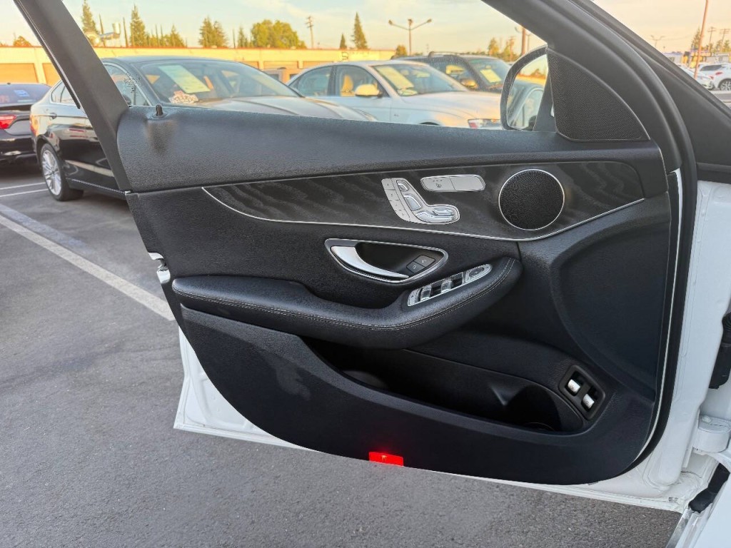 2016 Mercedes-Benz C-Class Image 24
