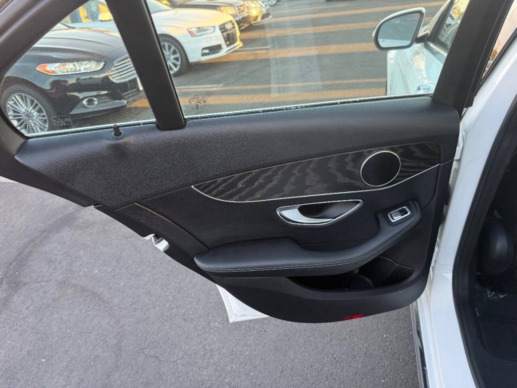 2016 Mercedes-Benz C-Class Image 26