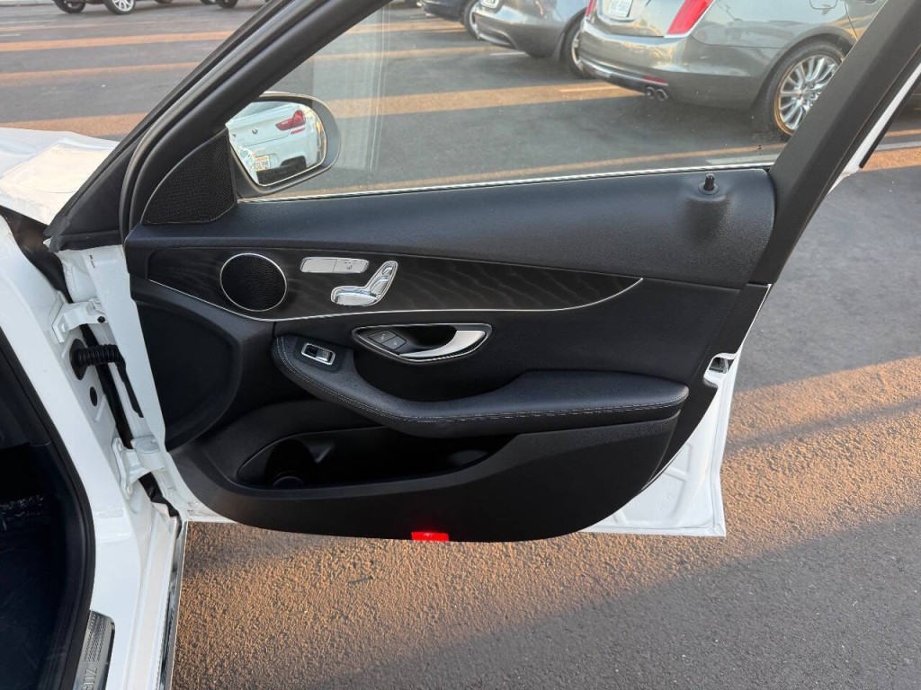 2016 Mercedes-Benz C-Class Image 31