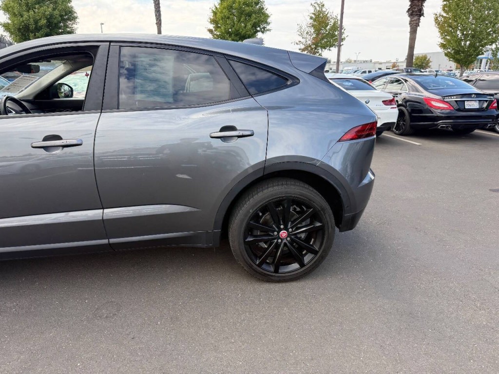 2018 Jaguar E-pace Image 38
