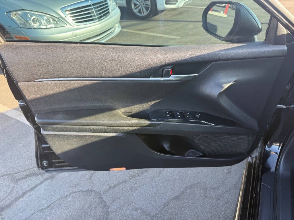 2018 Toyota Camry Image 20