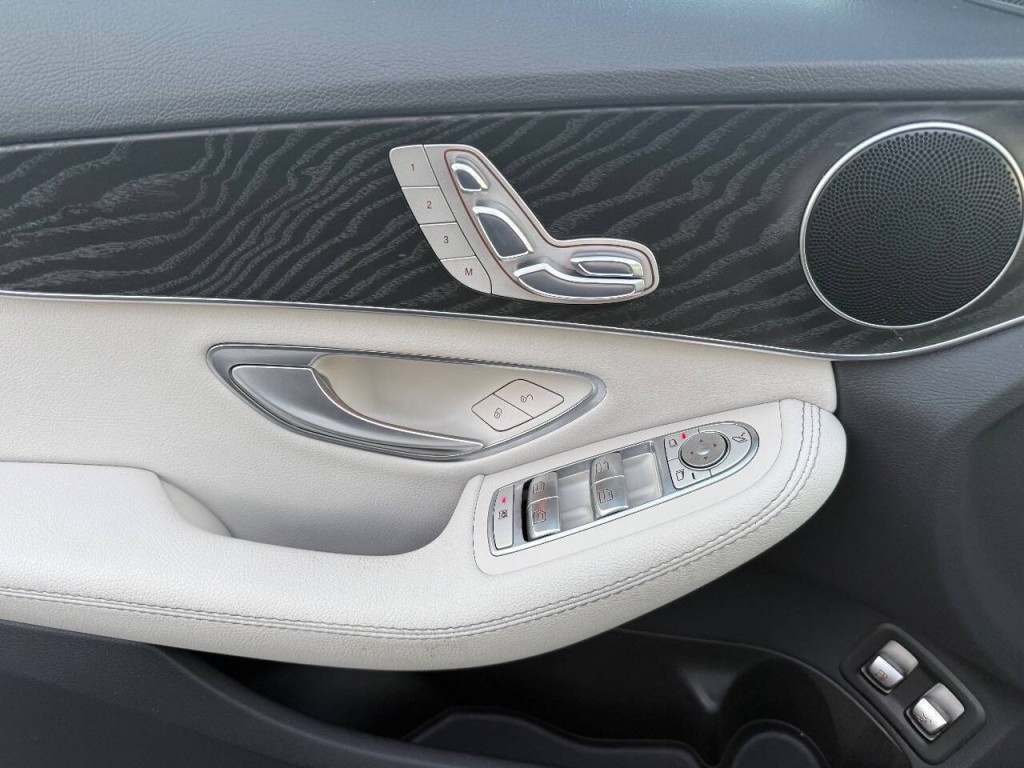 2017 Mercedes-Benz C-Class Image 26