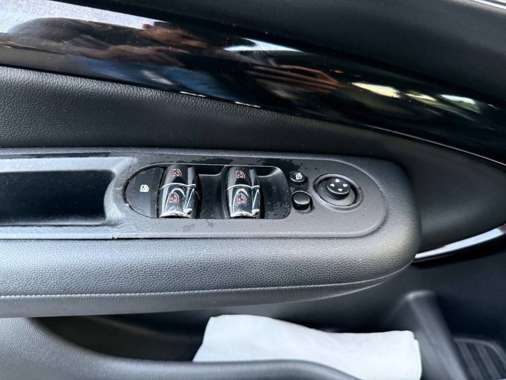 2016 MINI Cooper Clubman Image 24