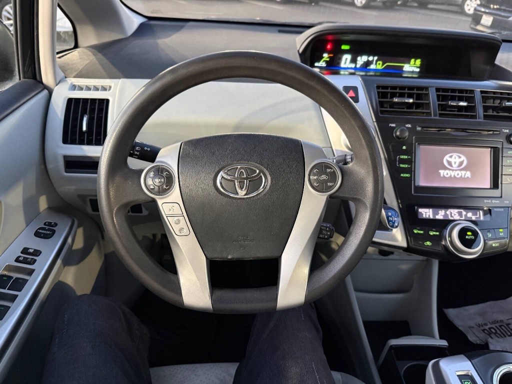 2012 Toyota Prius Image 11