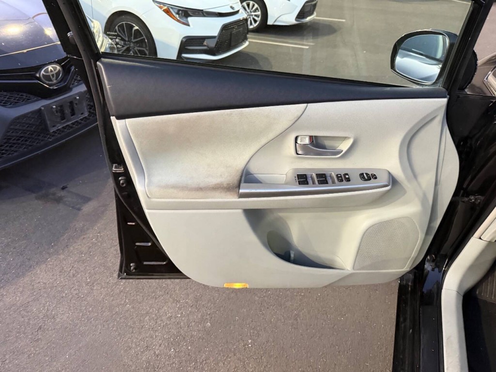 2012 Toyota Prius Image 17