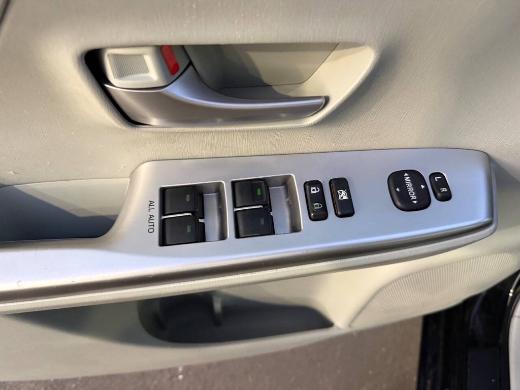 2012 Toyota Prius Image 18