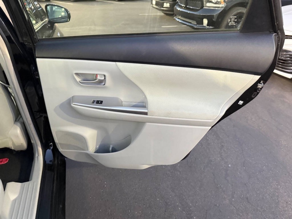 2012 Toyota Prius Image 25