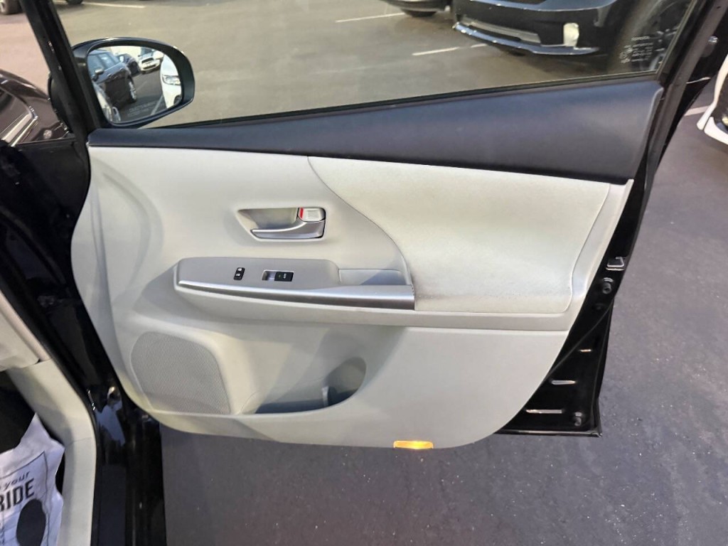 2012 Toyota Prius Image 27