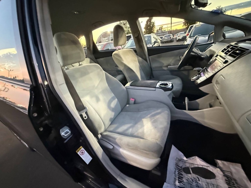 2012 Toyota Prius Image 28