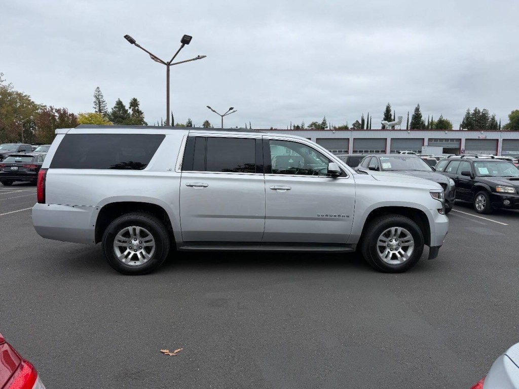2016 Chevrolet Suburban Image 4