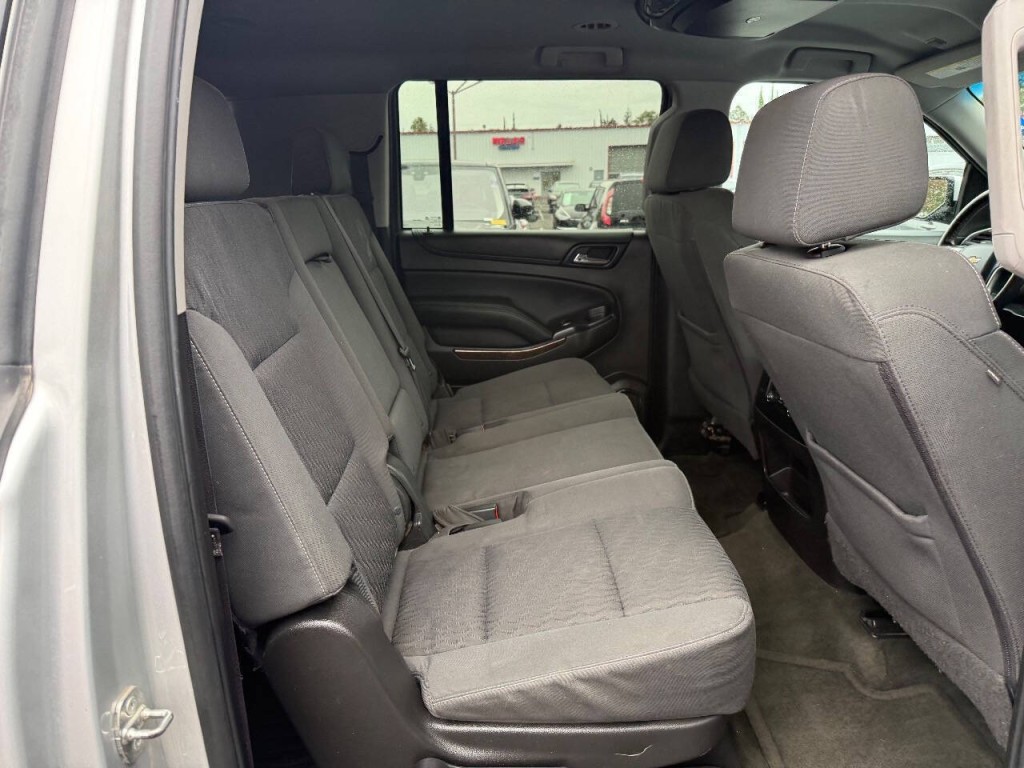 2016 Chevrolet Suburban Image 12