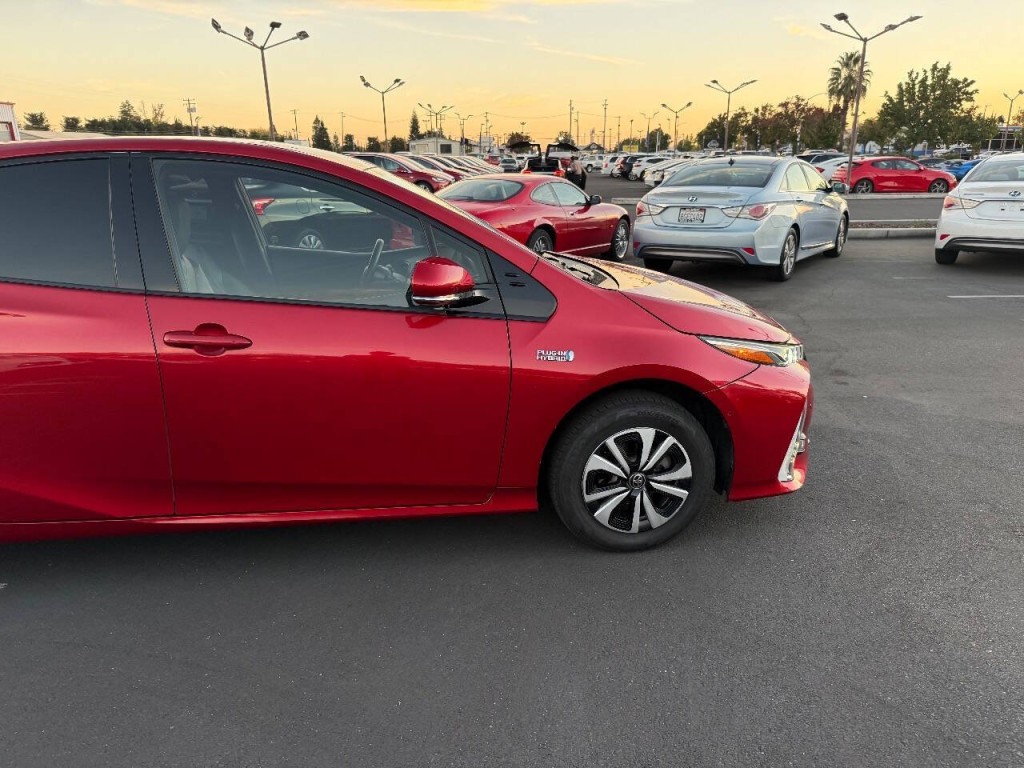 2017 Toyota Prius Image 32