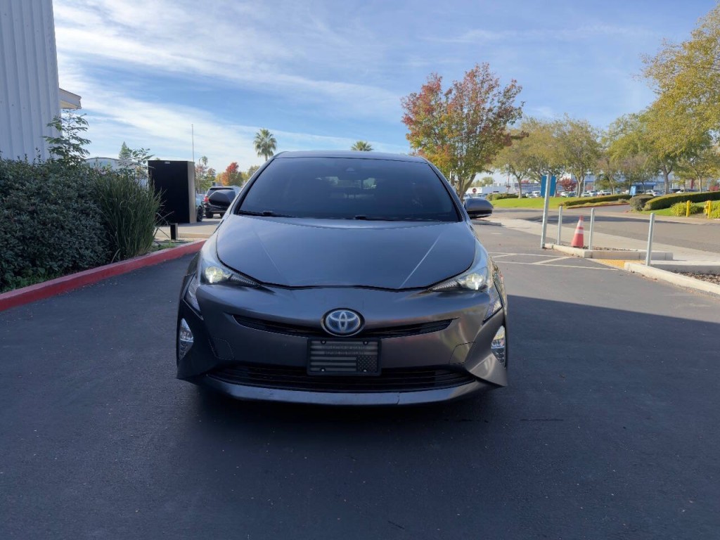 2016 Toyota Prius Image 2